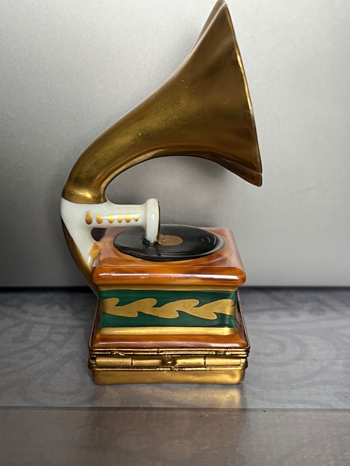 Gramophone record player with Limoges horn