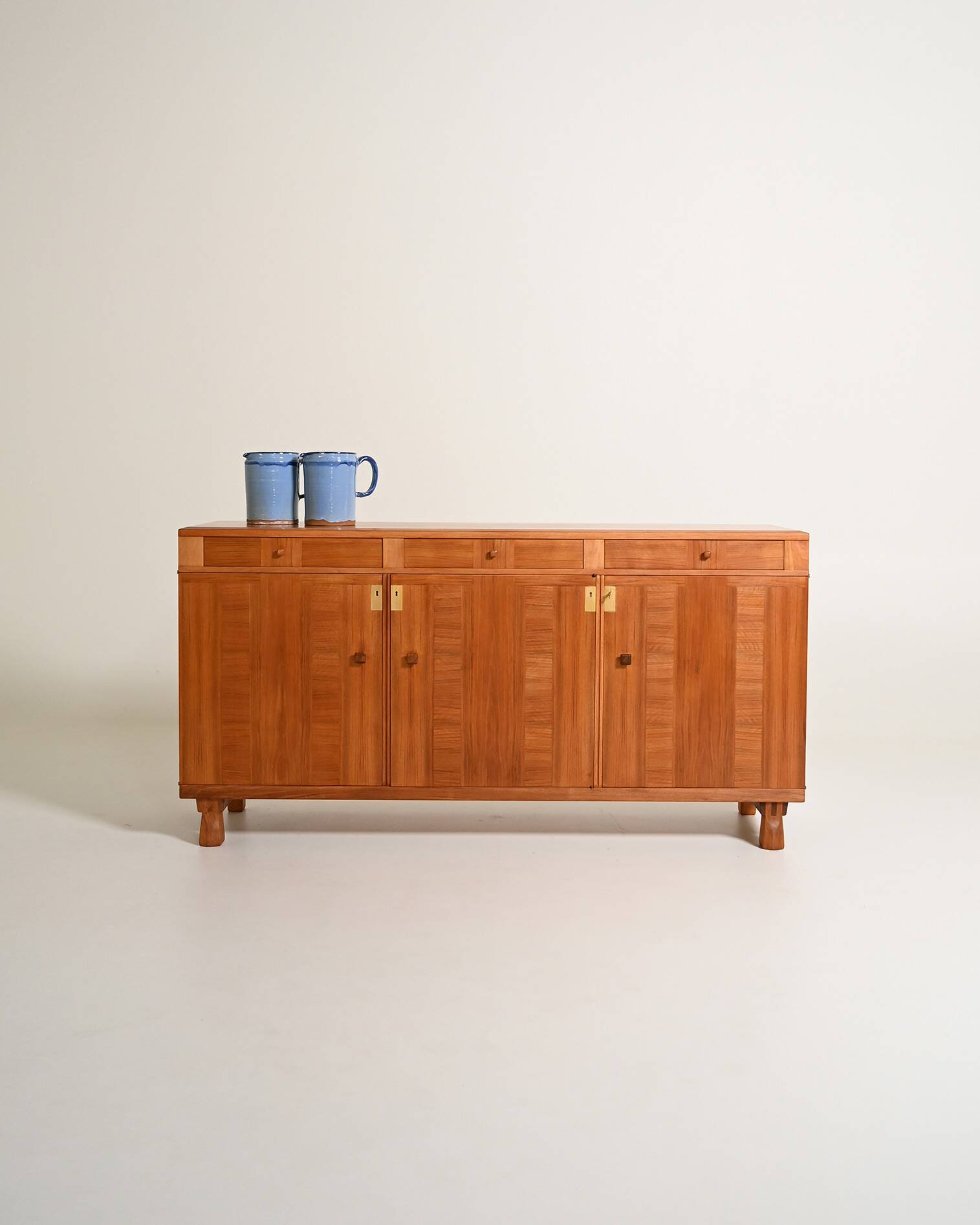 Buffet "Ambassadör" par Carl Malmsten pour Åfors Möbelfabrik, années 1950.