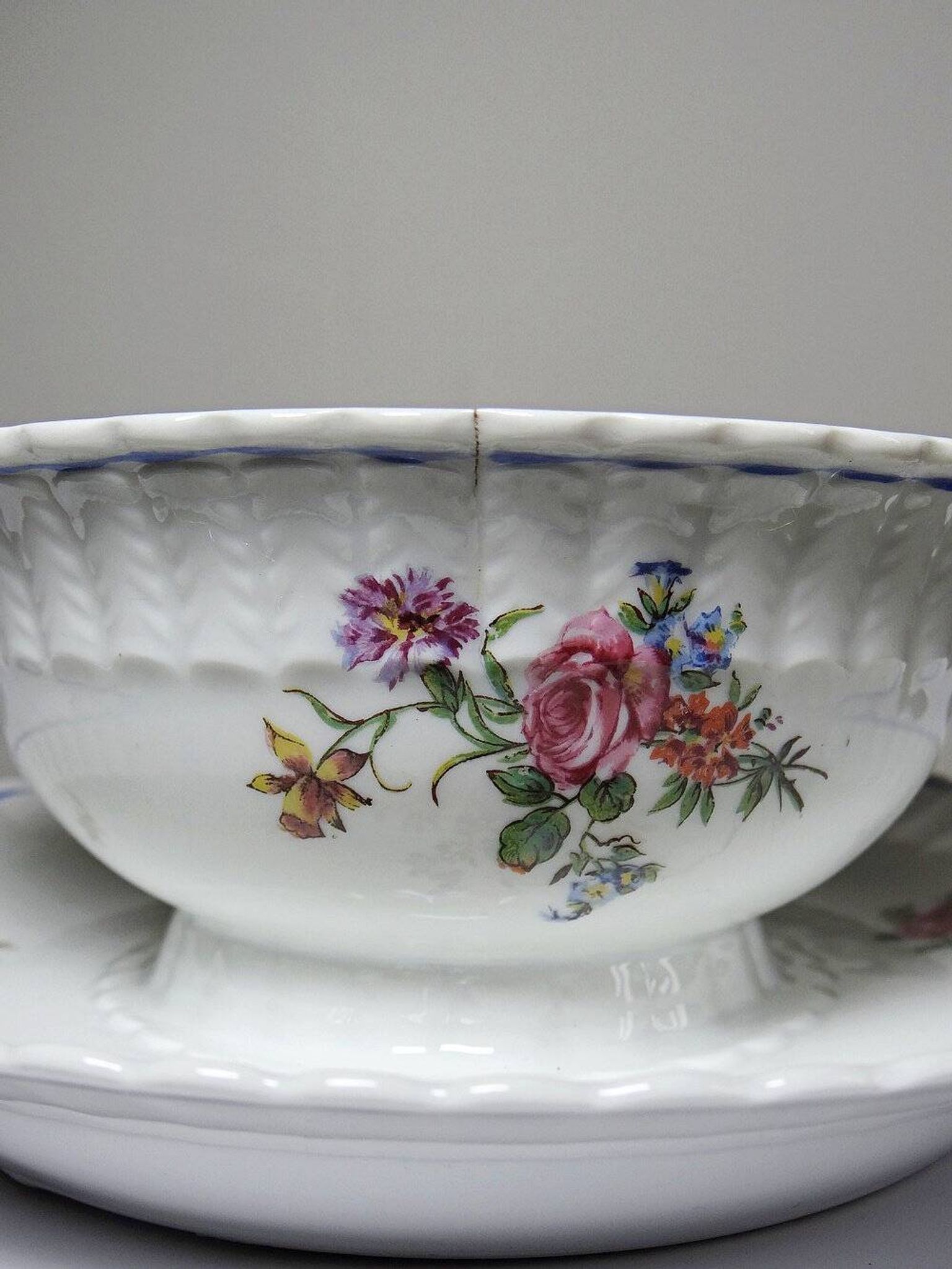 Bernardaud sauceboat Limoges porcelain with floral decoration from the 1920s to 1950s.