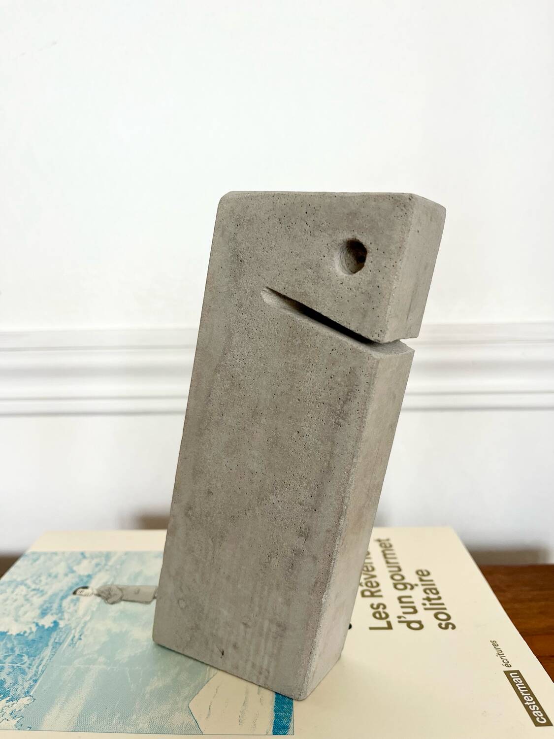 Sculpture en béton moderniste