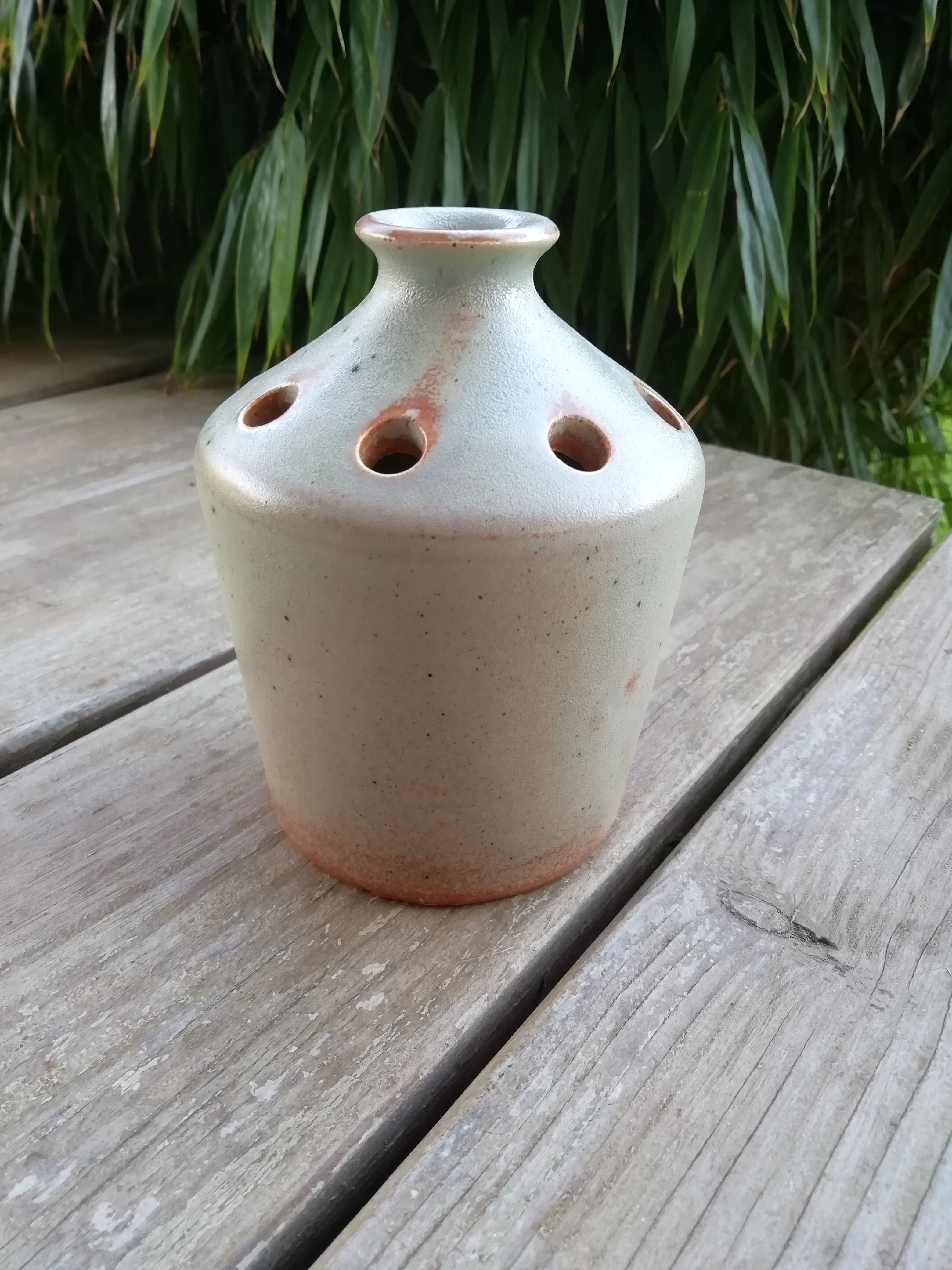 Vase stings flowers