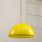Lampe à suspension italienne du milieu du siècle en verre jaune et laiton