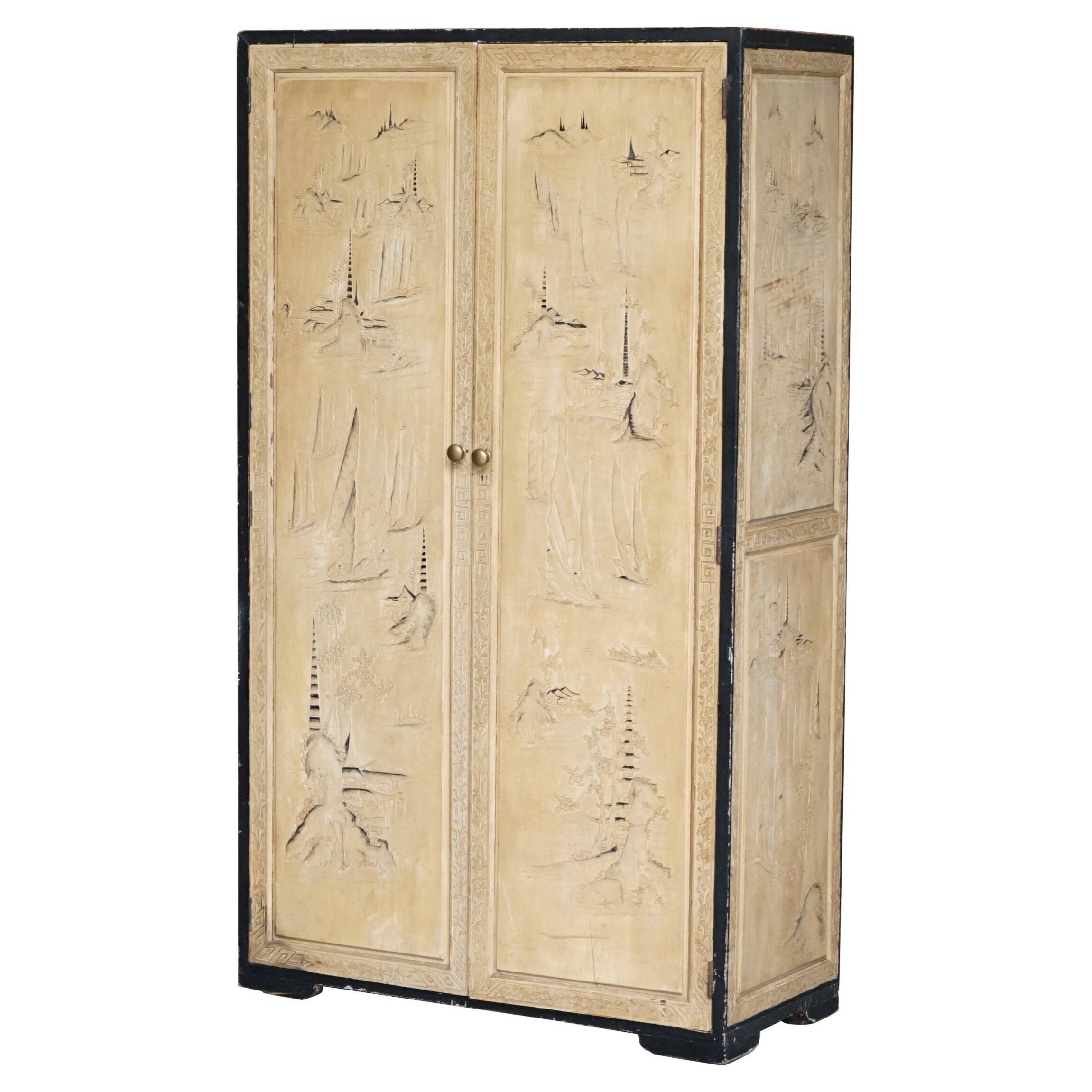 Armoire orientale chinoise en bois de camphre sculptée années 1920
