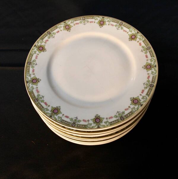 Service à dessert en porcelaine de limoges 13 pièces