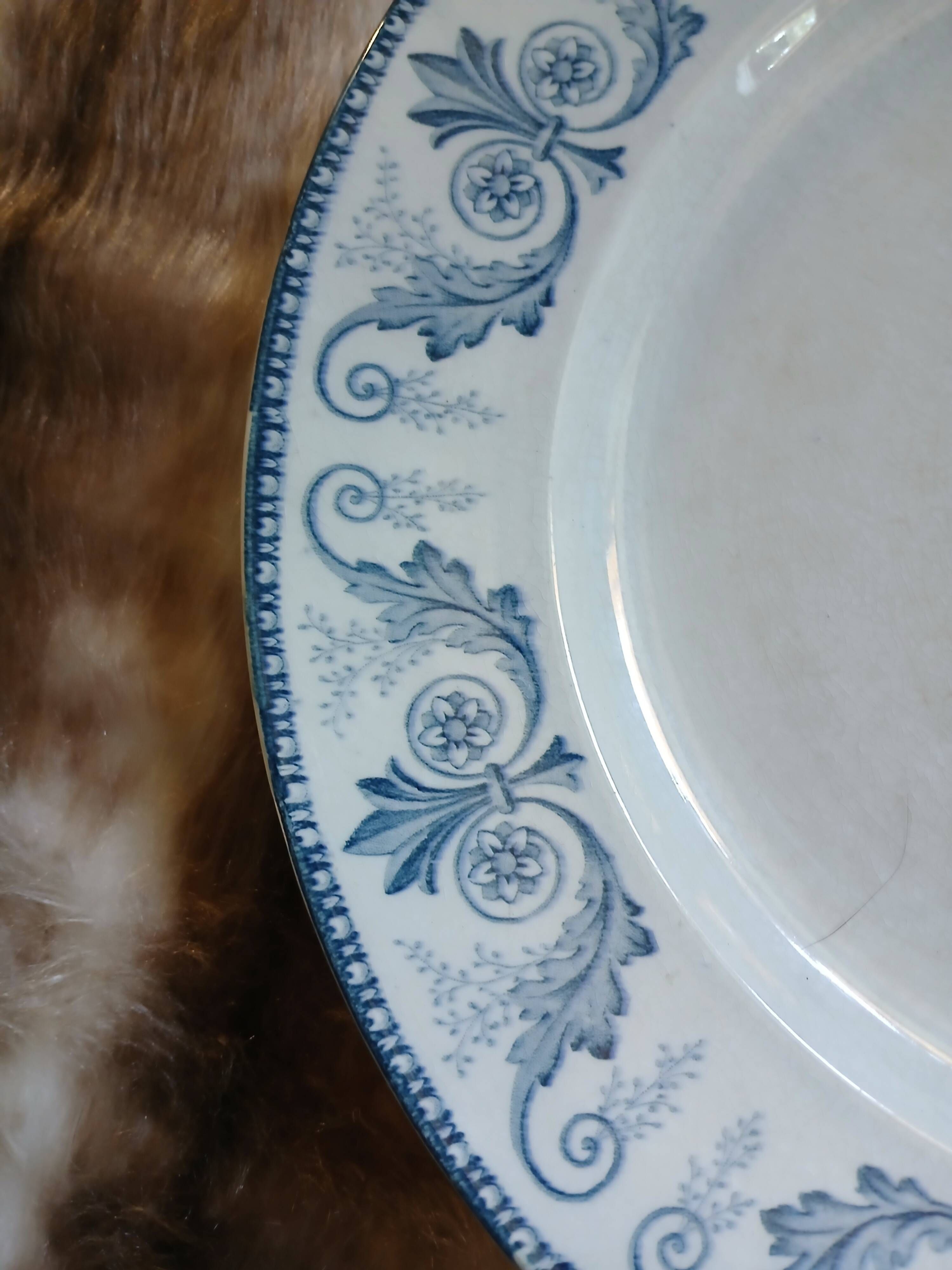 Plat ancien en terre de fer