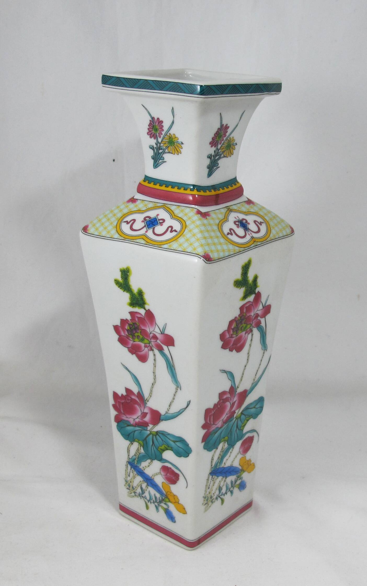 small famille rose vase in Chinese porcelain China