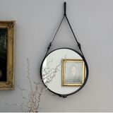 Miroir rond en cuir noir et laiton de Jacques Adnet, édition contemporaine Gubi