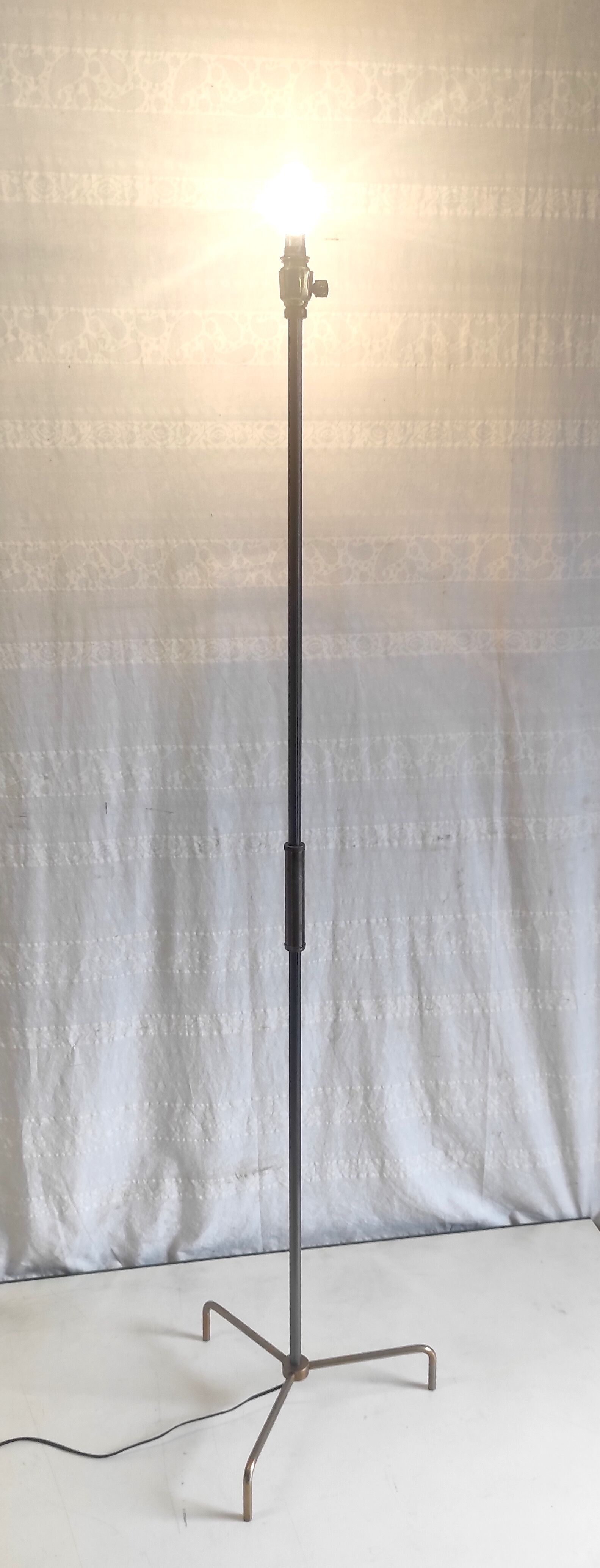 Tripod floor lamp in brass and metal – 50s/60s