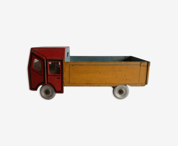 Camion ancien en bois