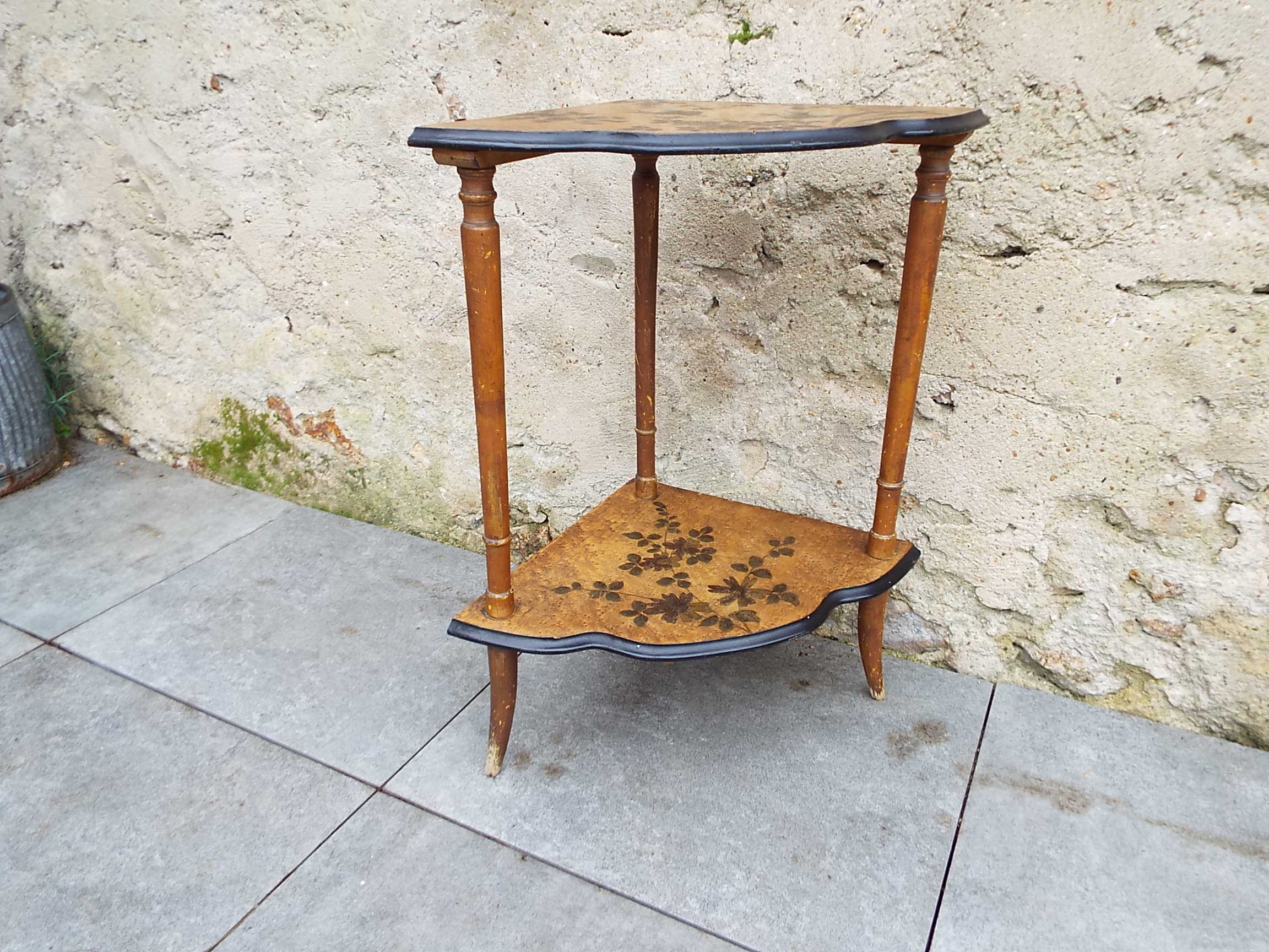 Corner shelf in painted wood
