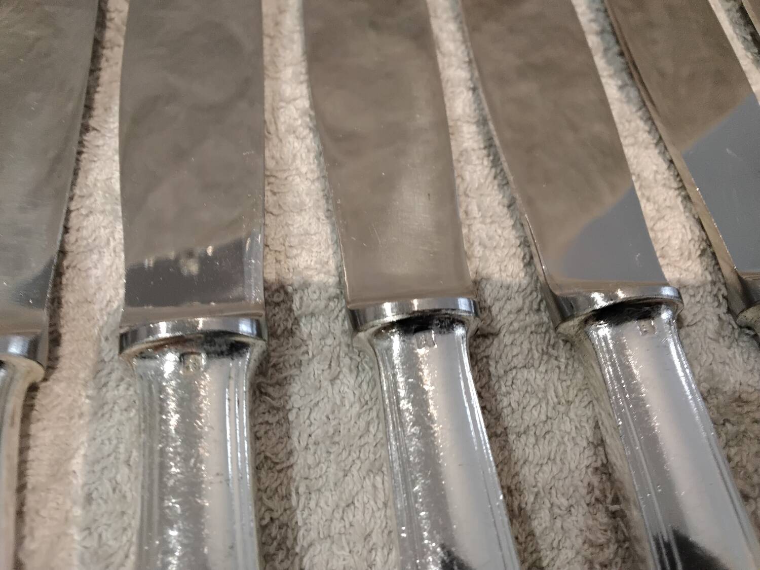 12 silver-plated table knives by Christofle America, 24.5cm
