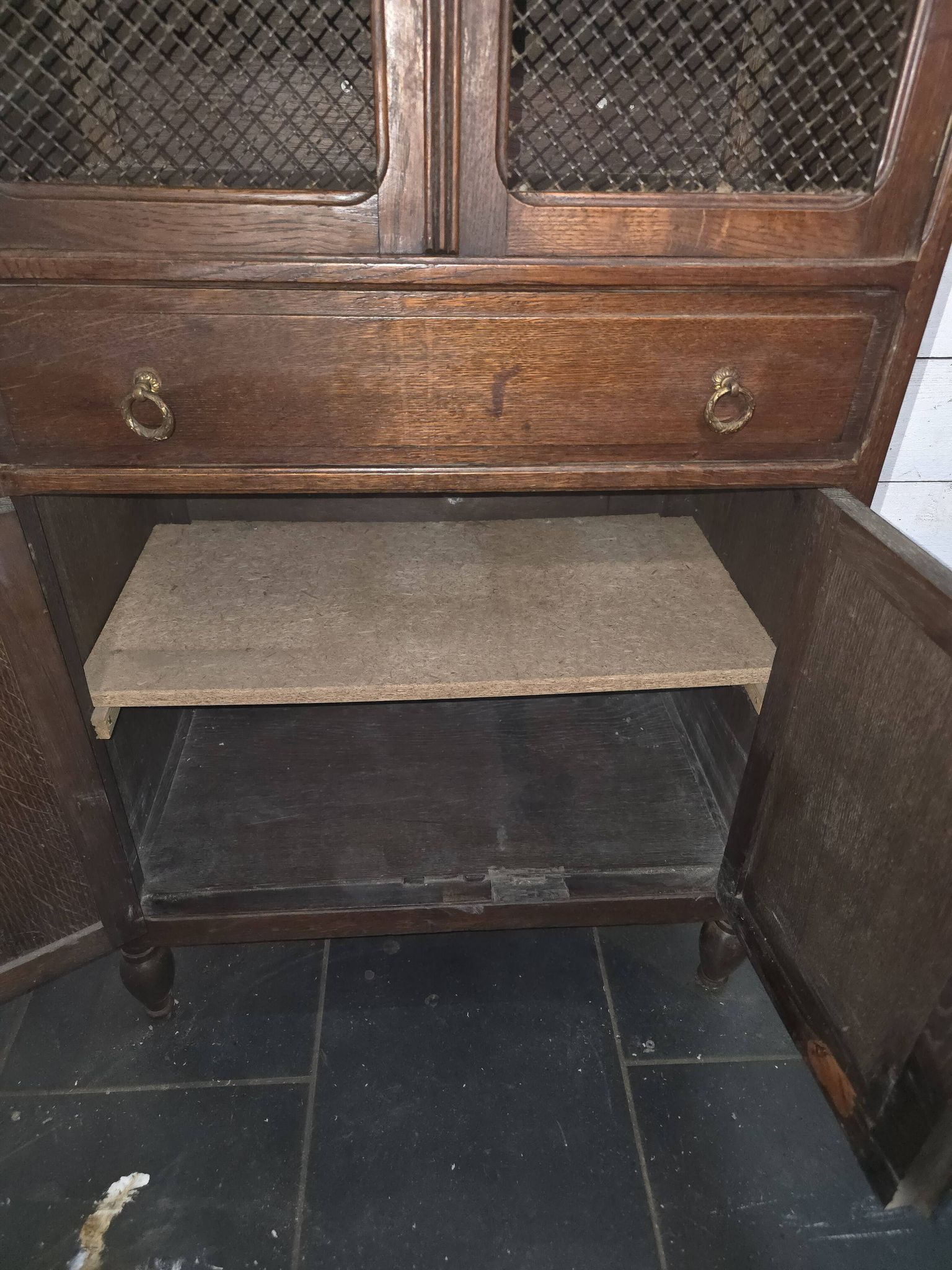 Meuble vintage en chêne avec portes grillagées