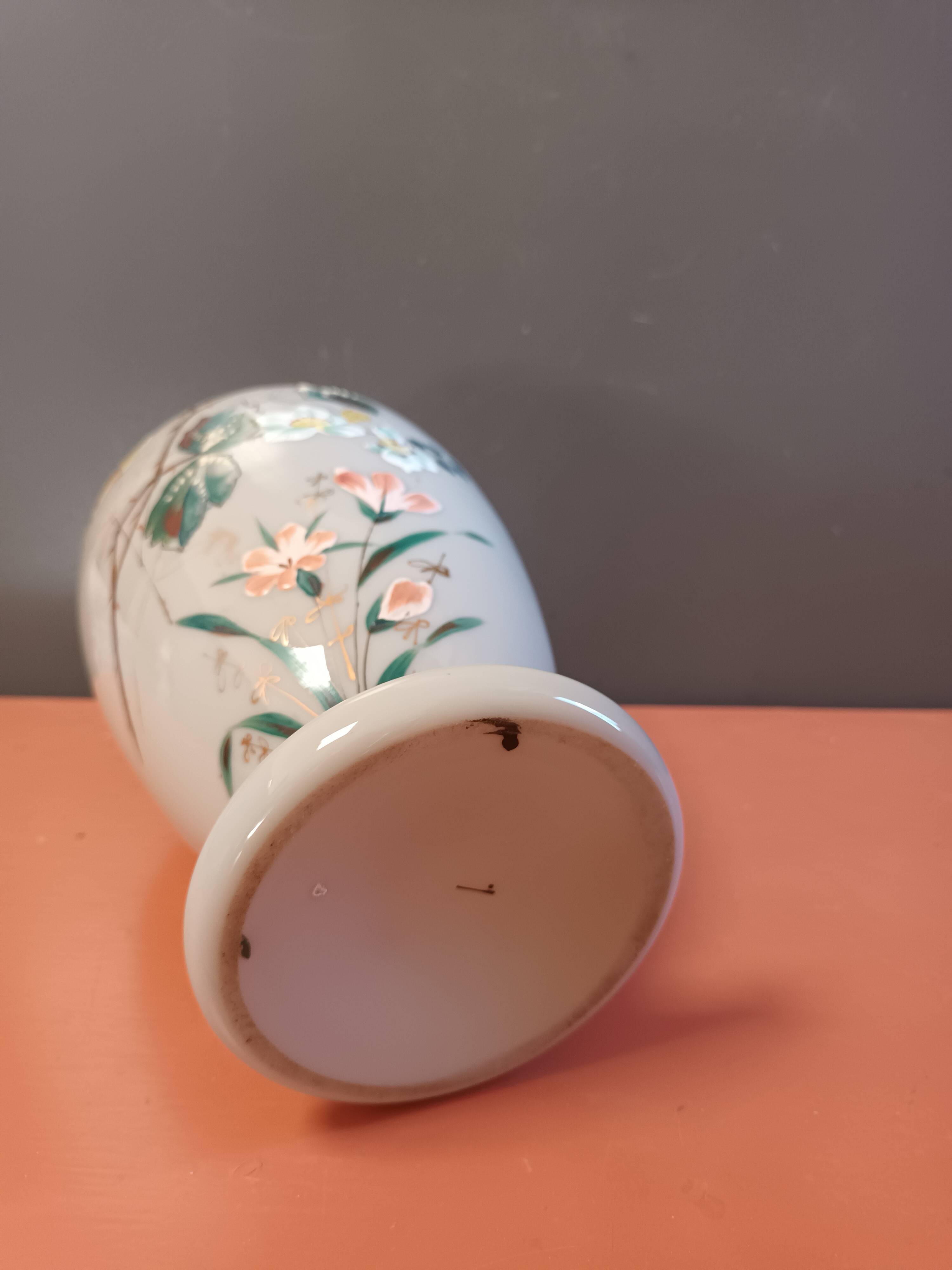 Vase opaline émaillée  papillon
