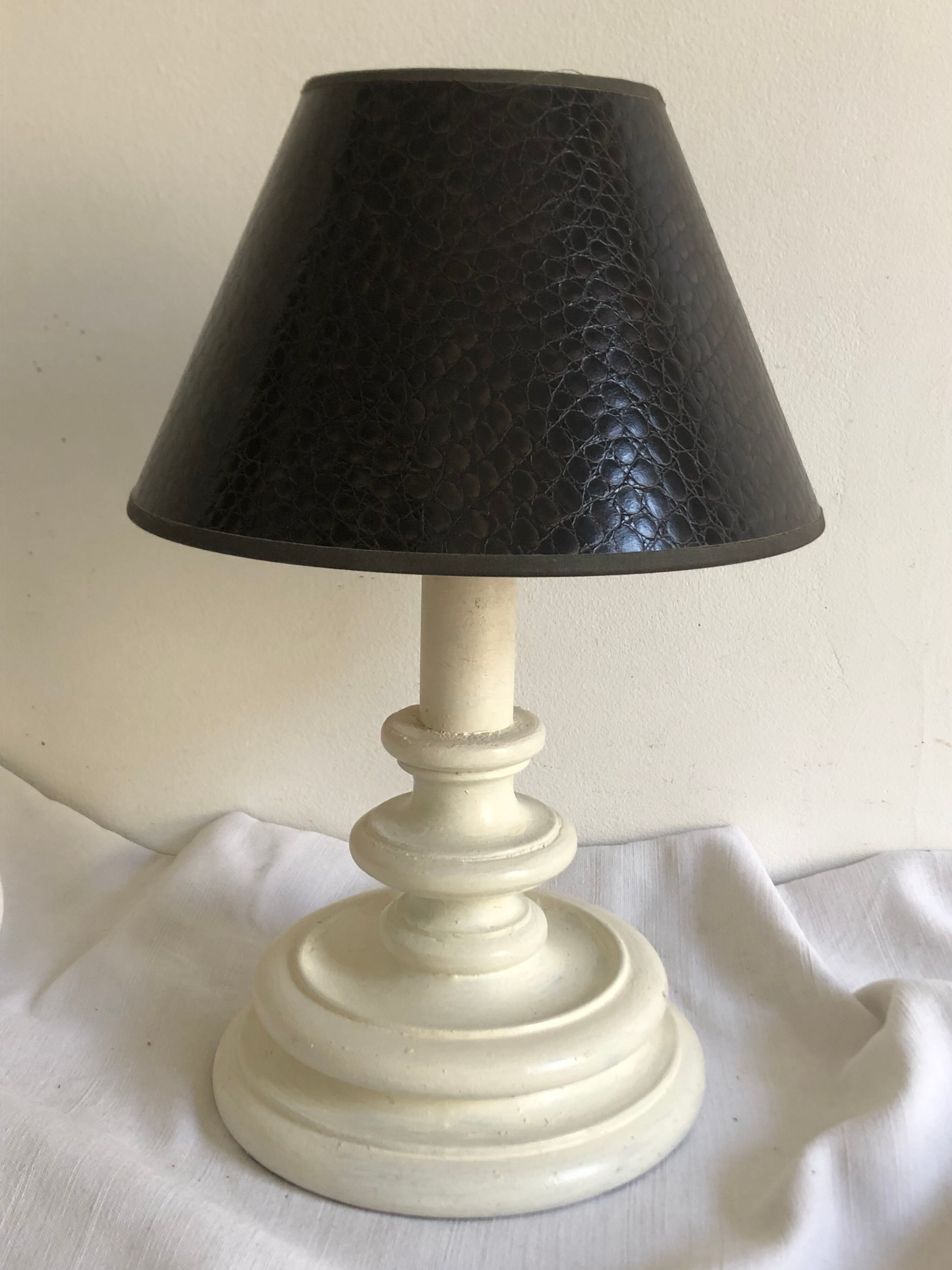 Table lamp with lampshade
