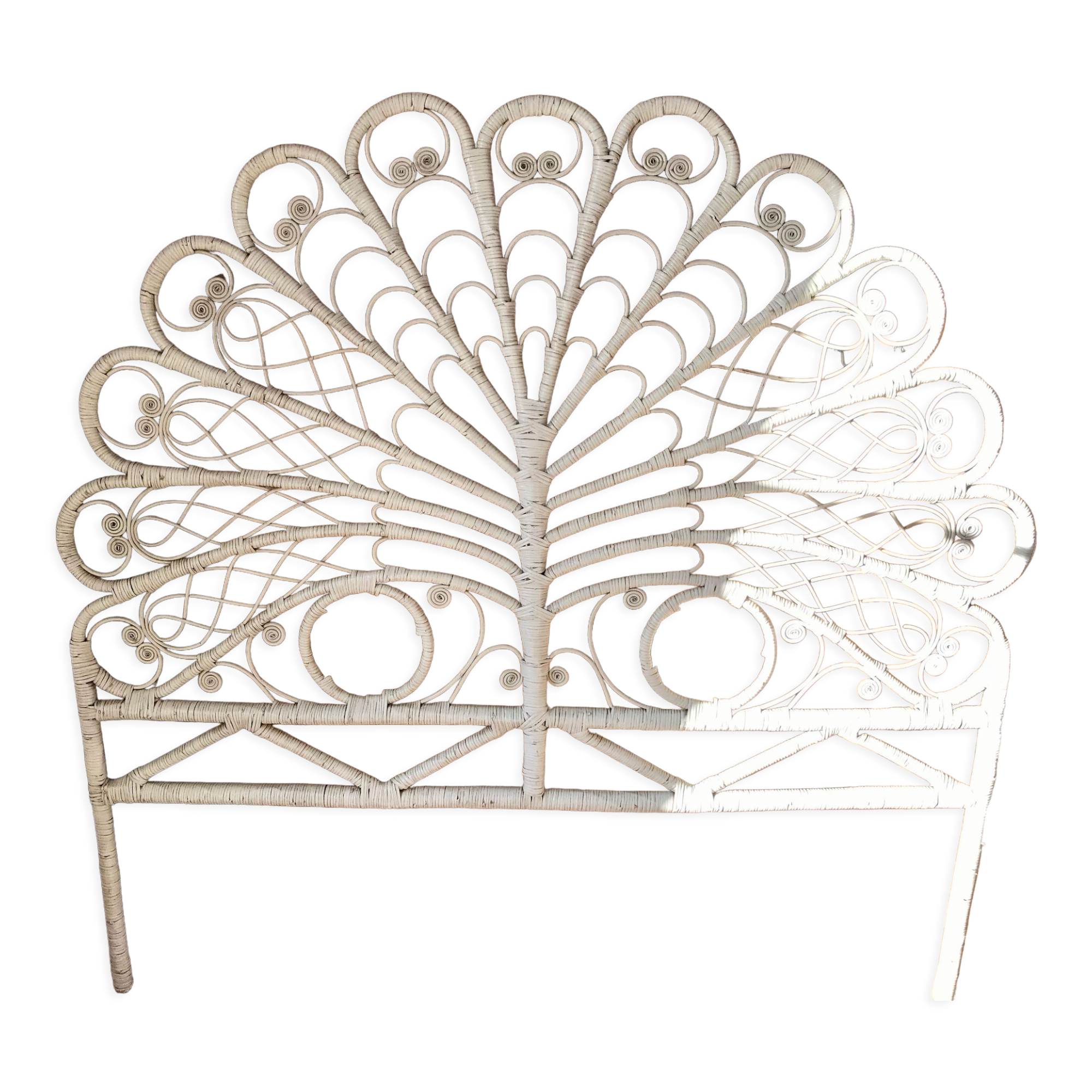 Rattan headboard & white wicker peacock tail décor 50-60s