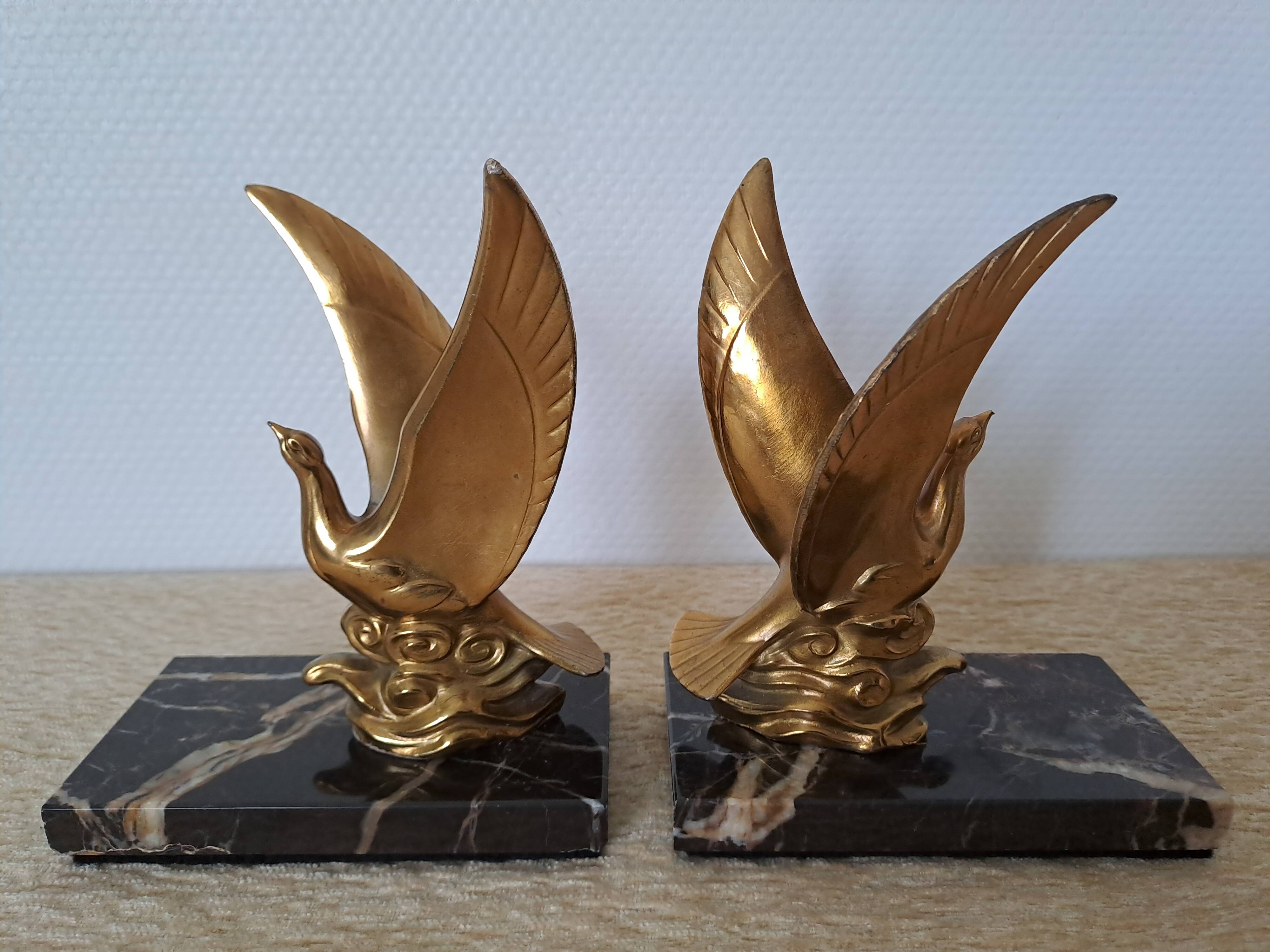 Pair of golden bird bookends on veined marble – Mid-Century vintage