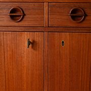 Buffet scandinave avec portes battantes