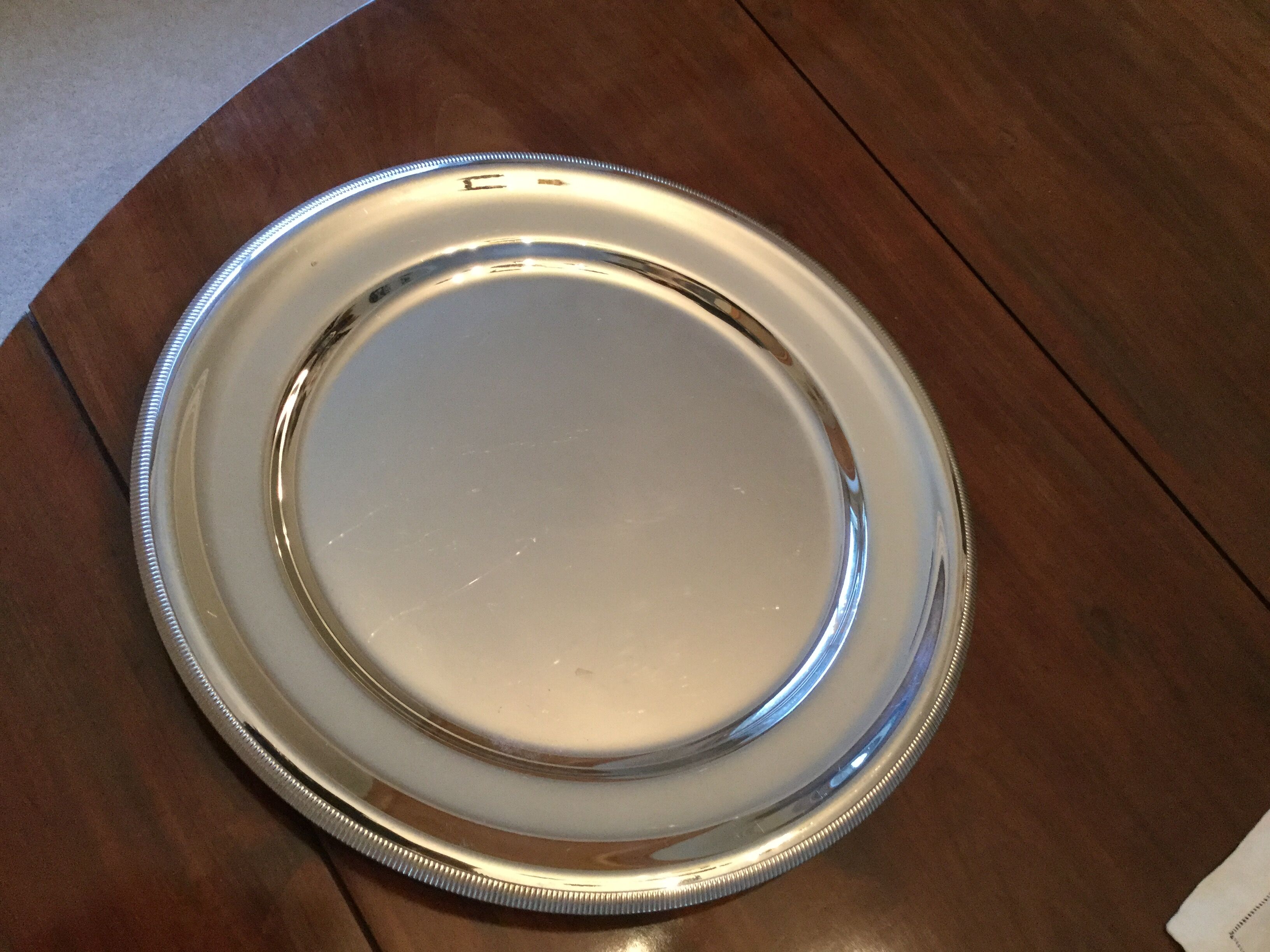 Round plate in silver metal