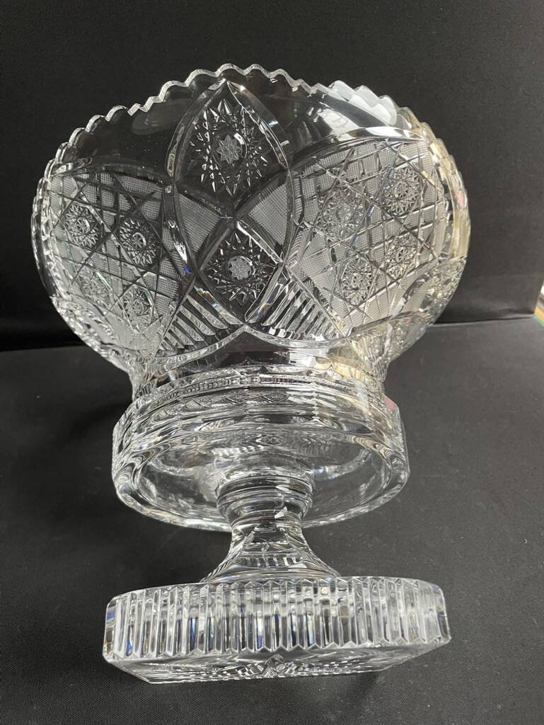 Large bowl on foot – Cut crystal - 20th century