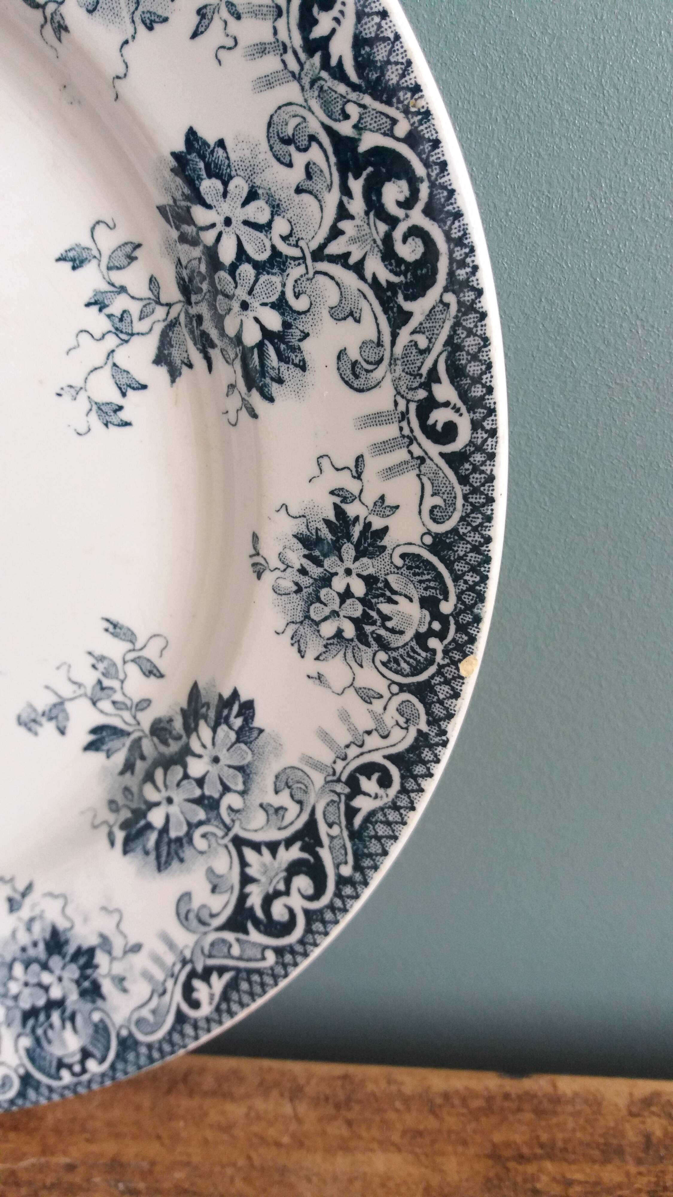 Flat plate from Saint-Amand and Hamage with Spring decoration.