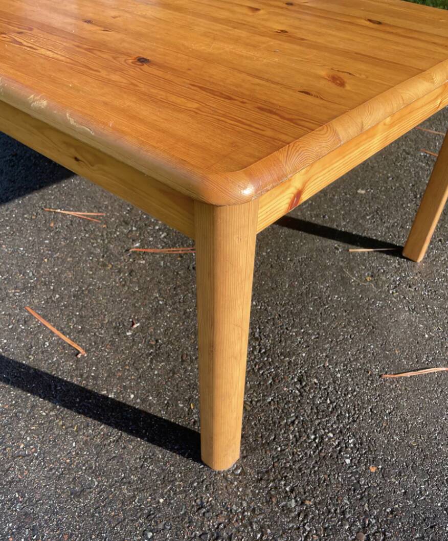 Rectangular coffee table in solid pine wood.