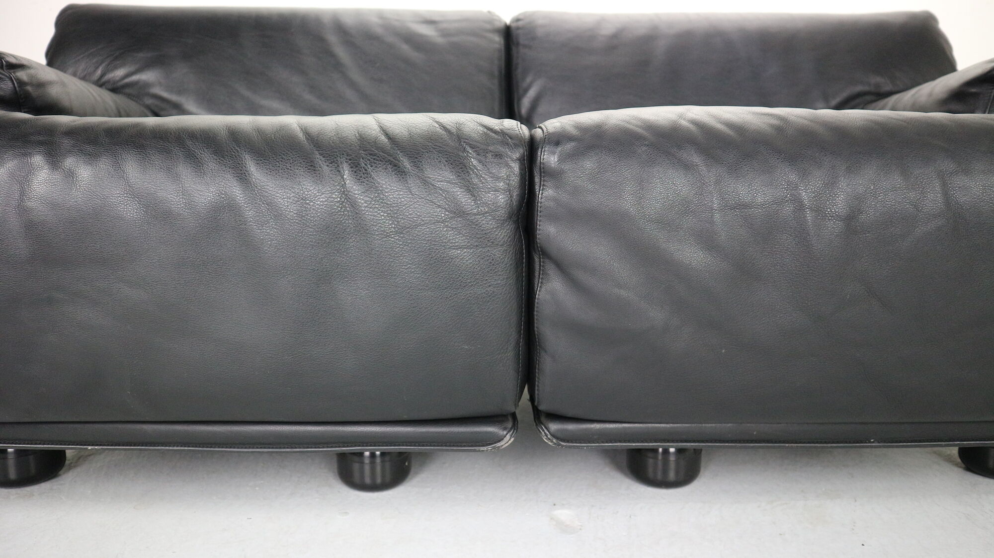 Leather 2-seater sofa "Fiandra" by Vico Magistretti for Cassina, 1970, Italy