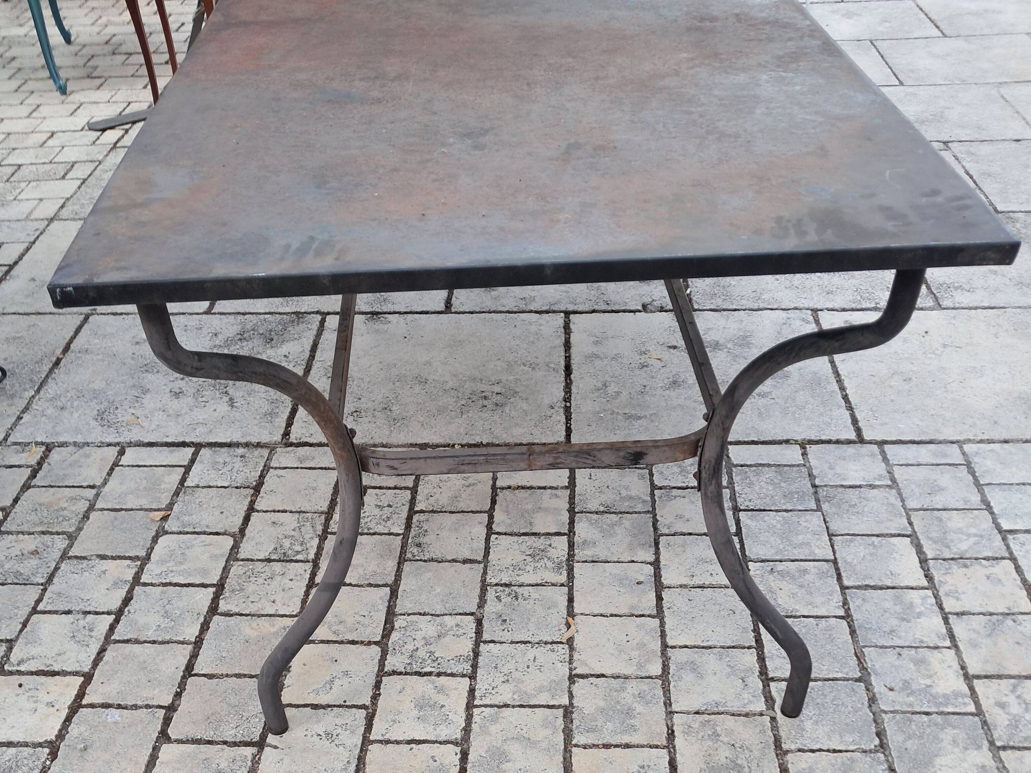 Table à manger en métal