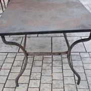 Table à manger en métal