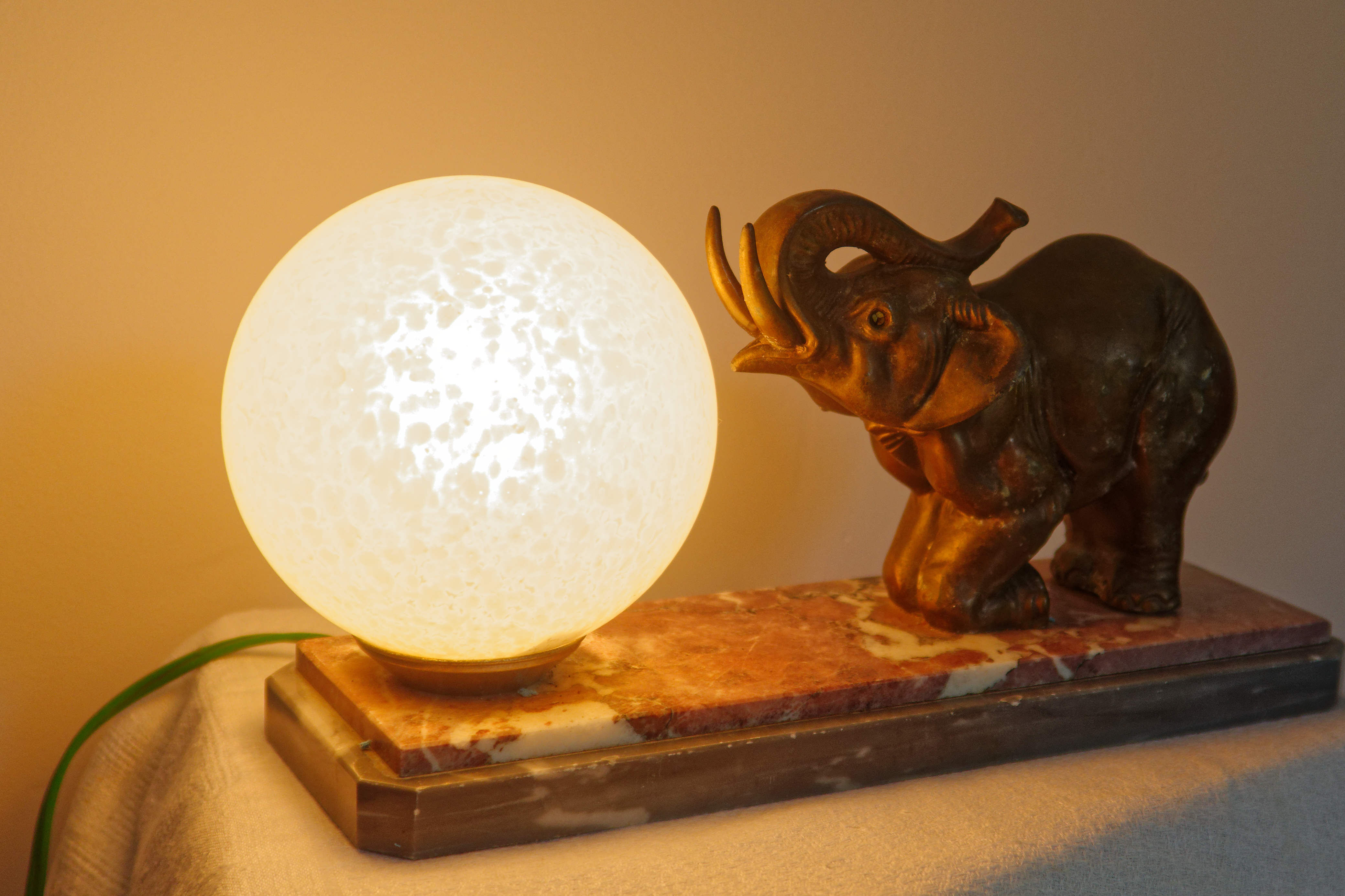 Lampe éléphant en régule opaline art déco