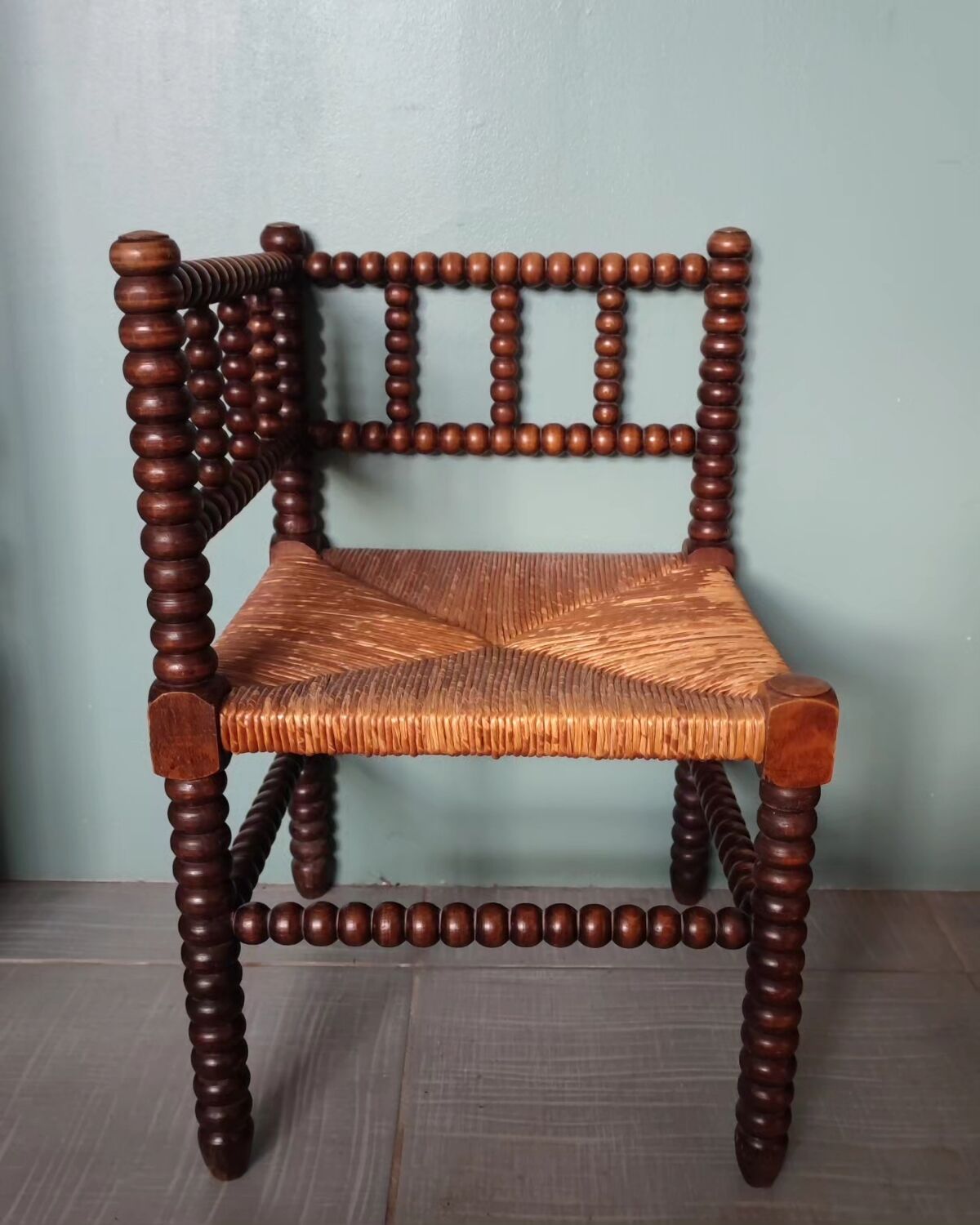 Corner stool