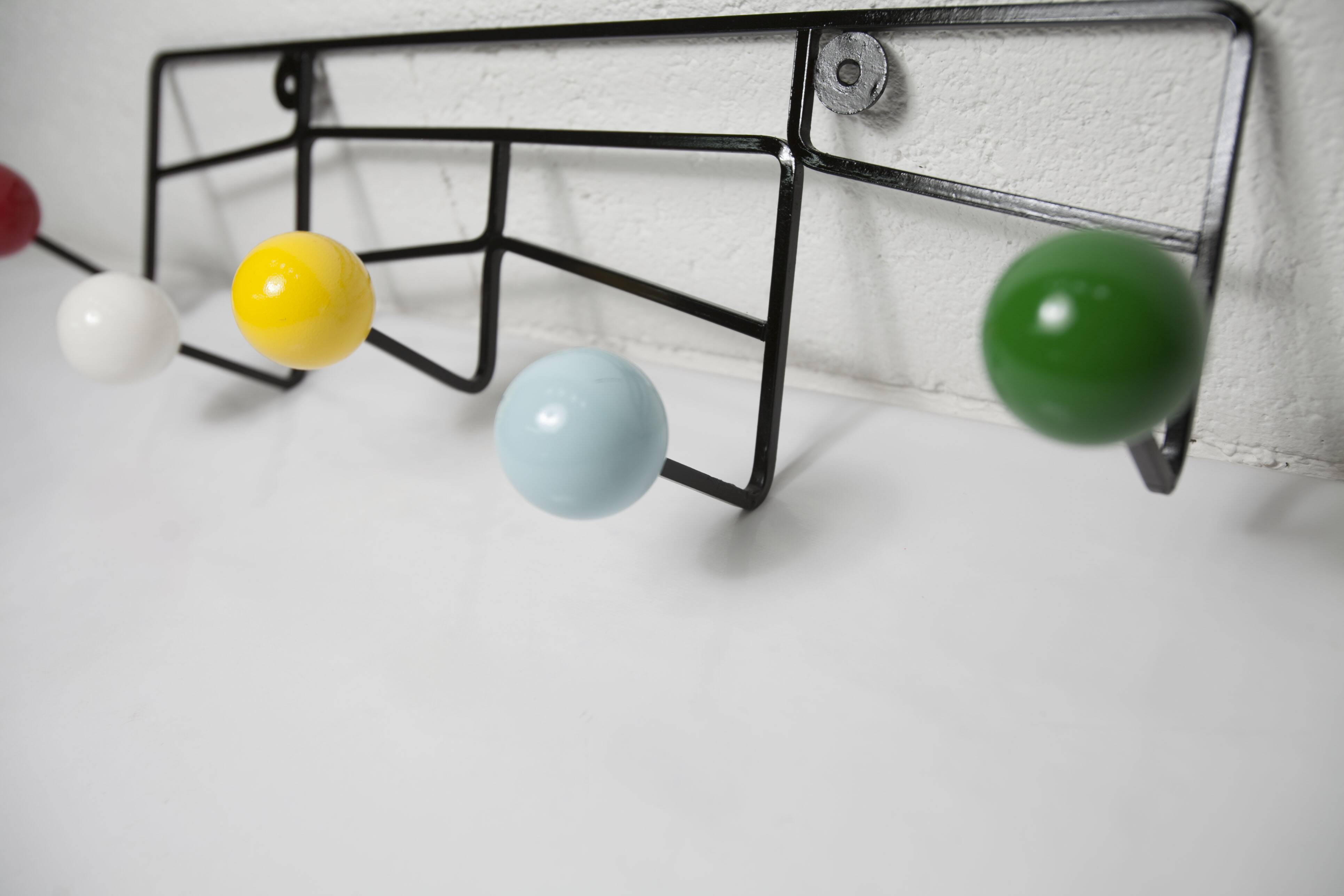 Portemanteaux mural 5 patères boules bois couleur et métal 1950