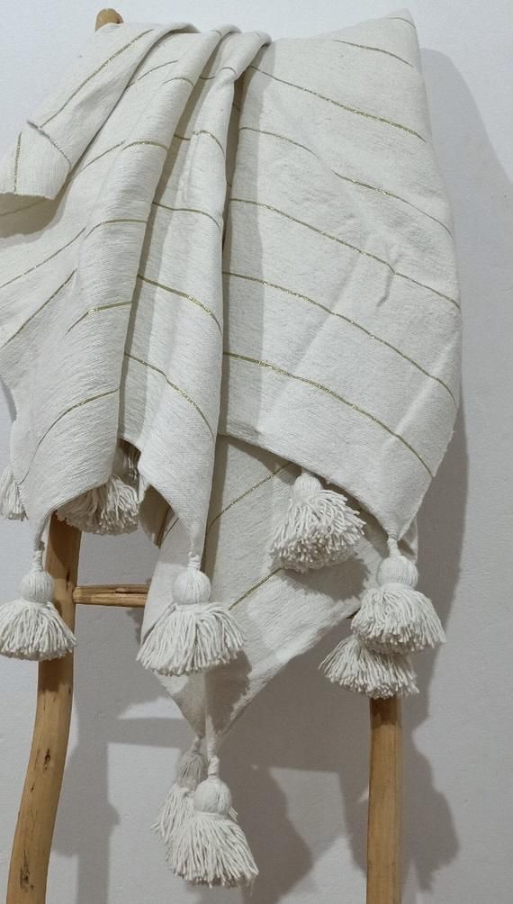 Warm moroccan pom pom blanket