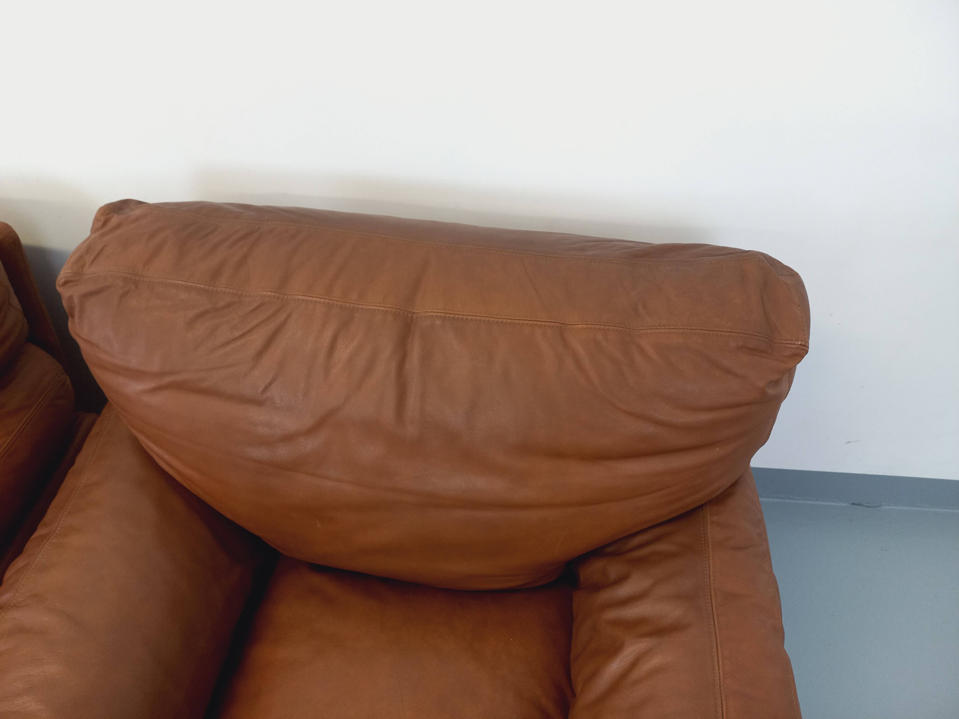 Pair of vintage Coquelicot lounge chairs by Tito Agnoli for Poltrona Frau in leather from the 70s