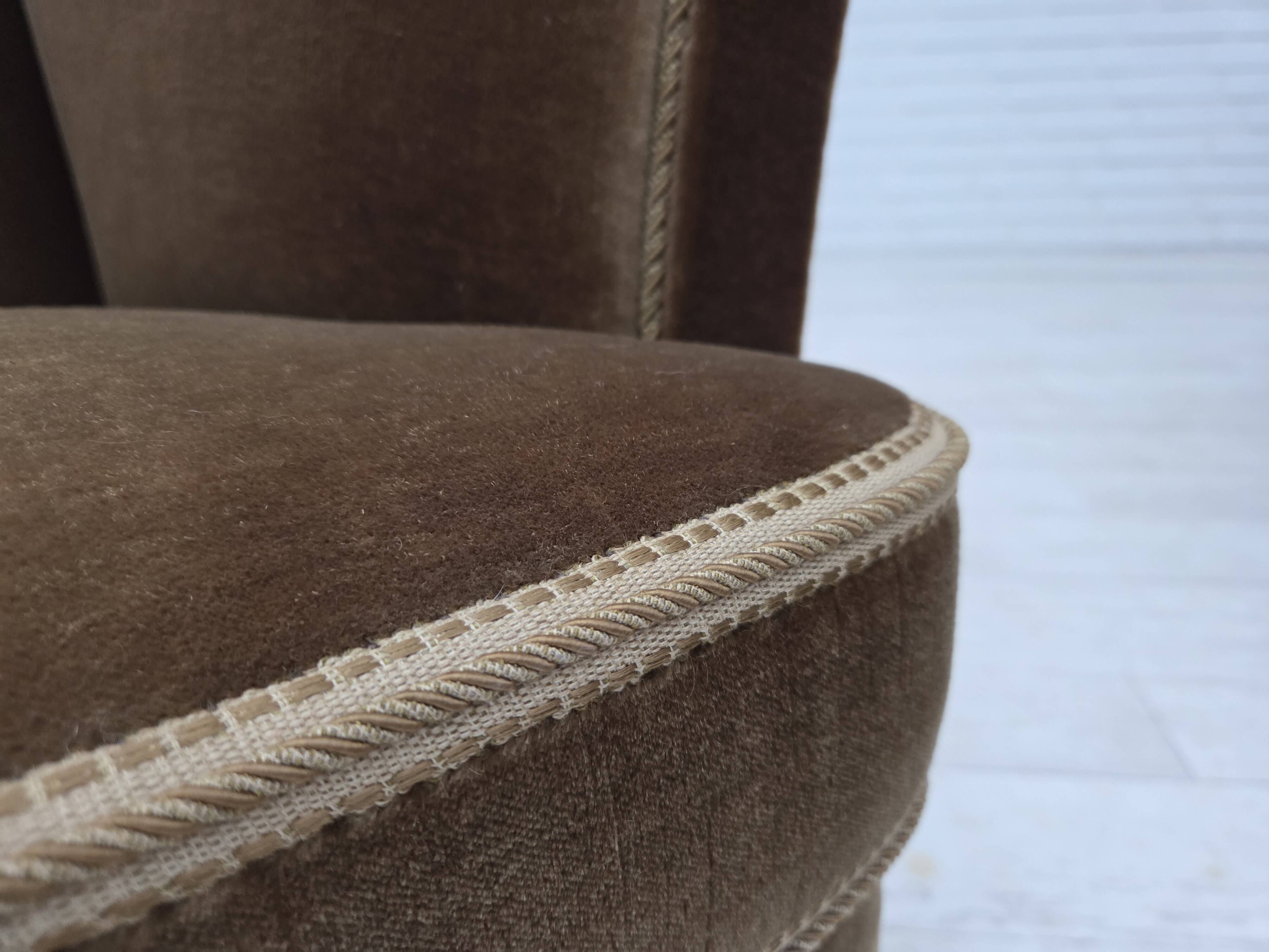 Canapé 3 places danois des années 1960, revêtement en velours vert olive, bois de hêtre.