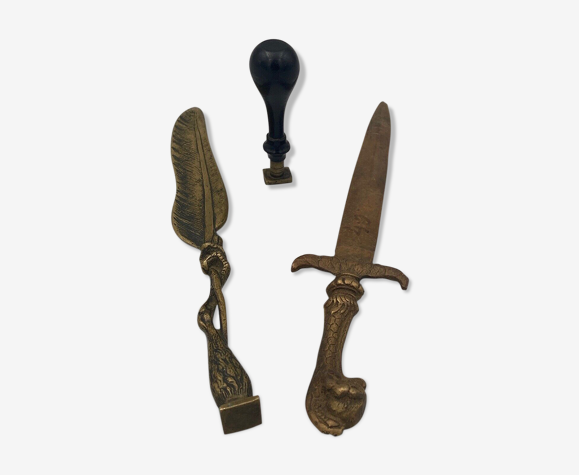 Necessaire de bureau deux coupe papier en bronze et cachet XIXe