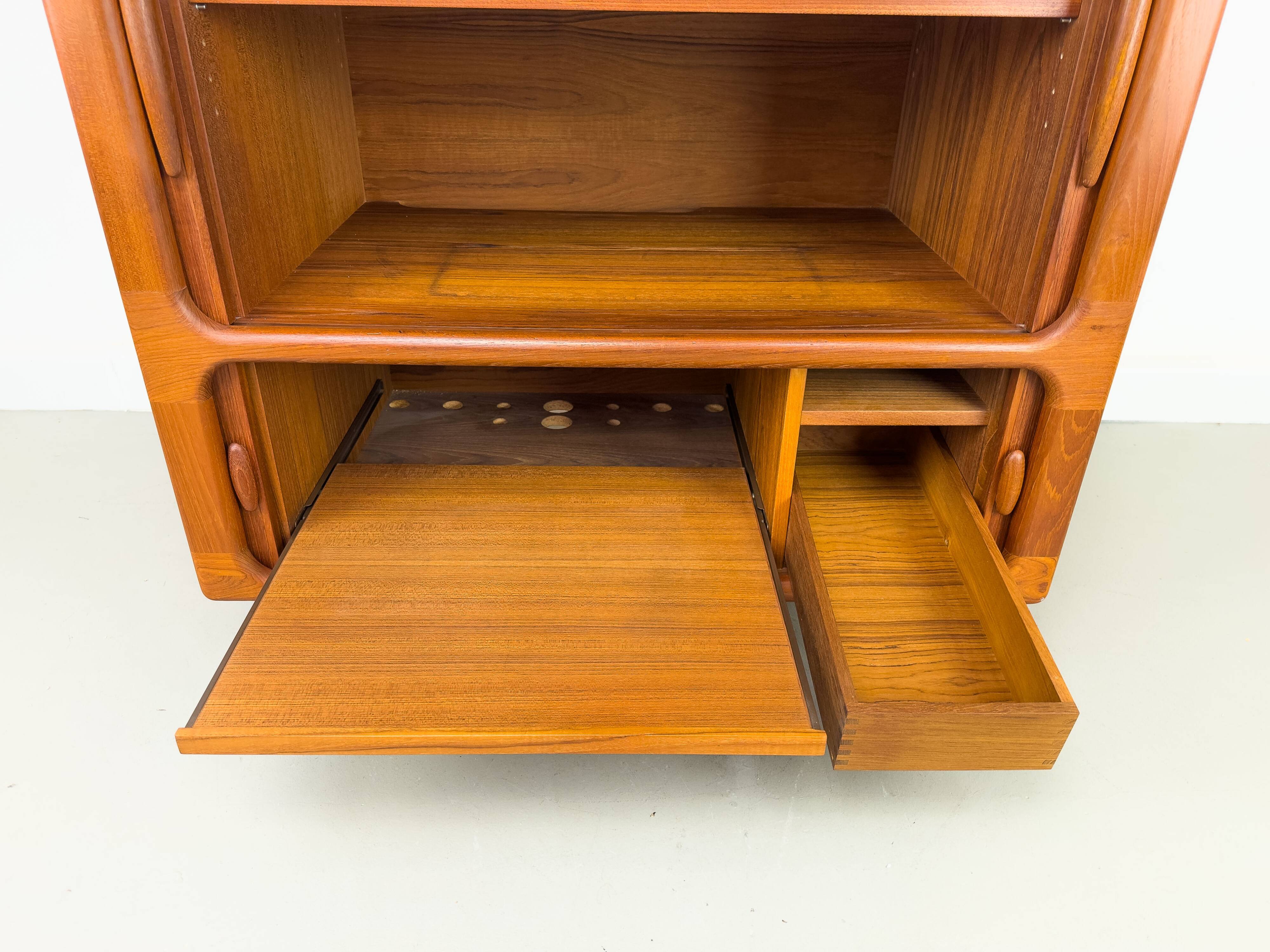 Buffet Hi-Fi danois en teck avec portes à tambour de Dyrlund, années 1970