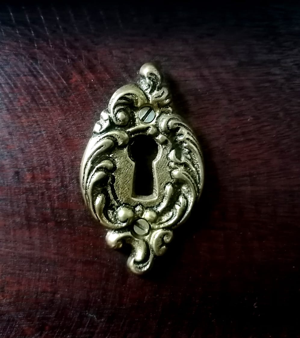 English-style chest of drawers