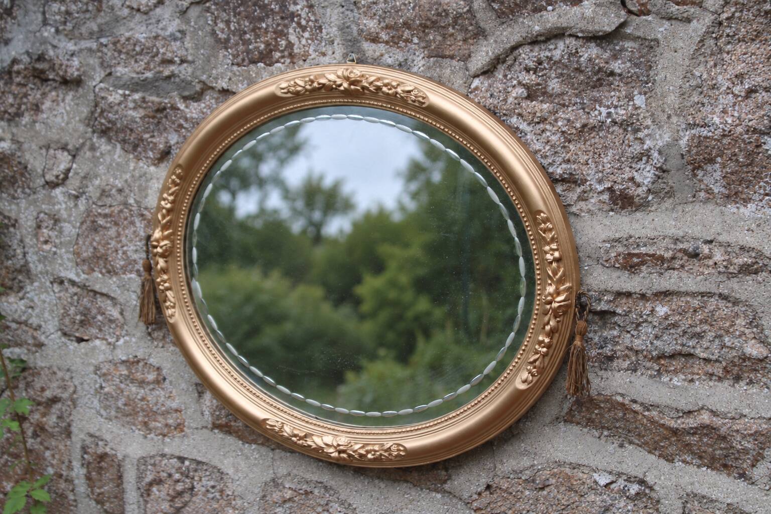 Miroir ovale vintage doré à décor floral et verre biseauté – 58 × 48 cm