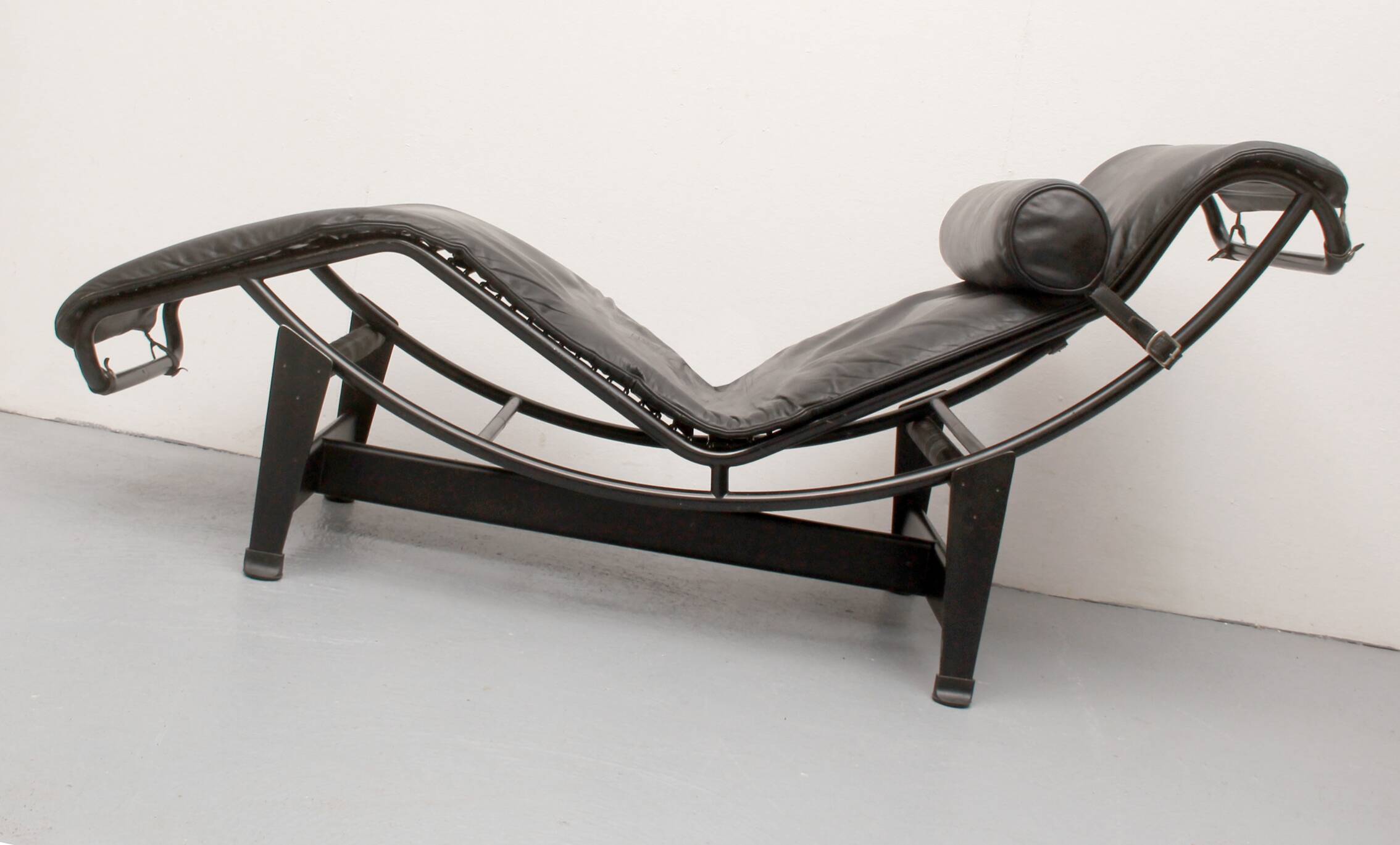 Chaise longue LC 4 Cassina Le Corbusier cuir noir