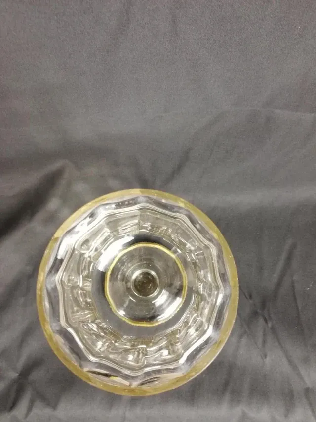 Vase en verre gravé sur pied