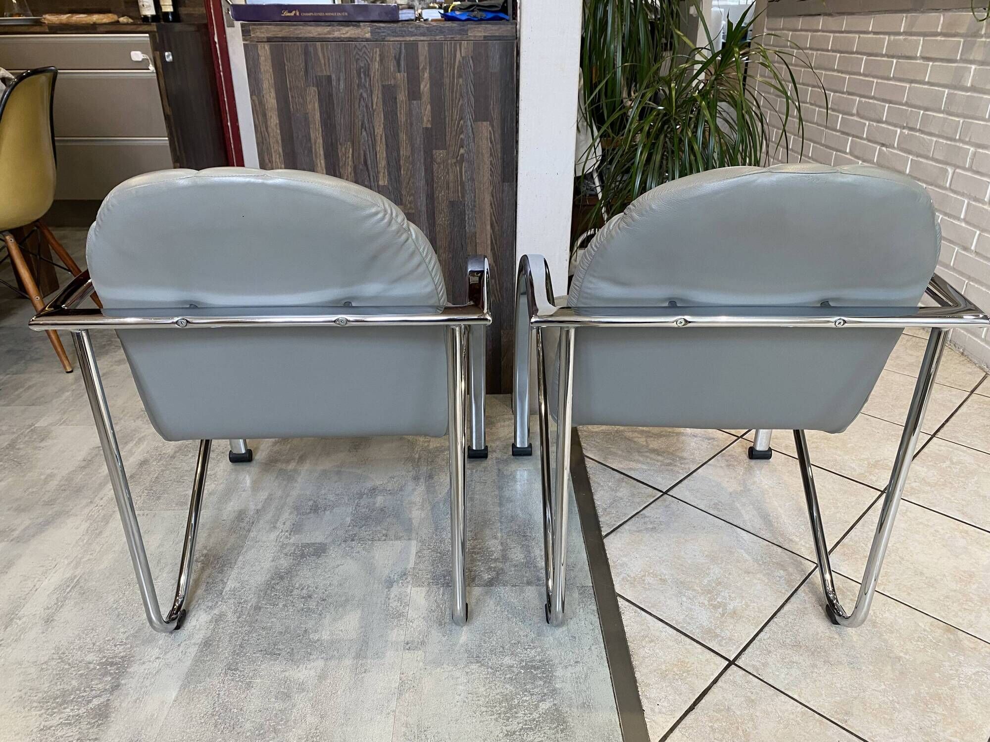 Pair of Souvignet armchairs, grey leather, chrome, 1980.