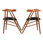 Une paire de chaises de salle à manger en noyer.