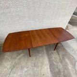 Table scandinave