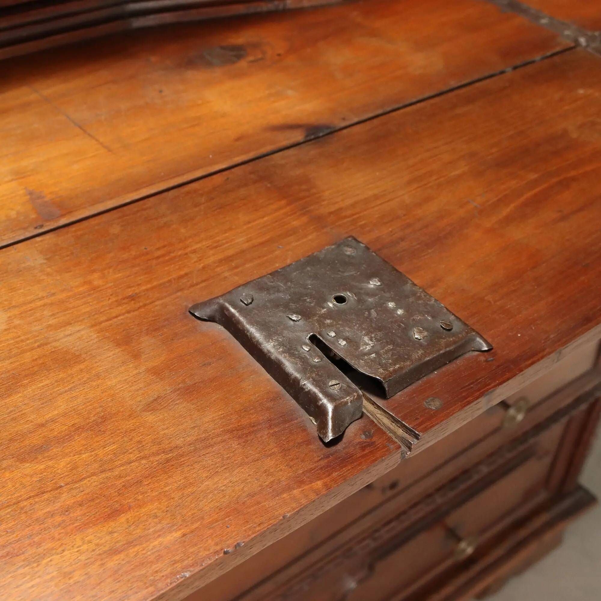 Antique baroque walnut chest of drawers with 4 drawers, 17th century.