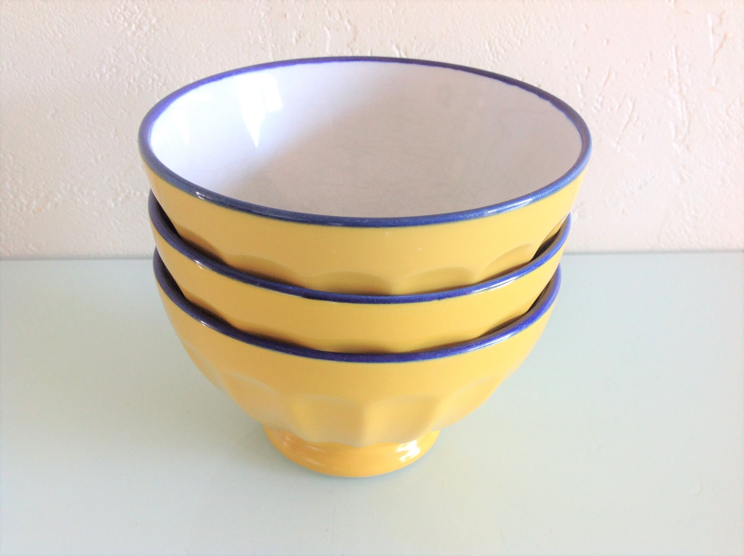 Suite of three yellow ribbed bowls with blue / vintage 70s border