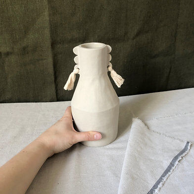 White pompom totem vase - Cassandre Bouilly