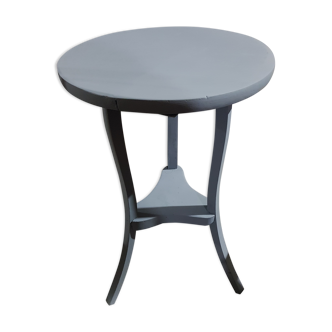Pedestal table with restyled spacer