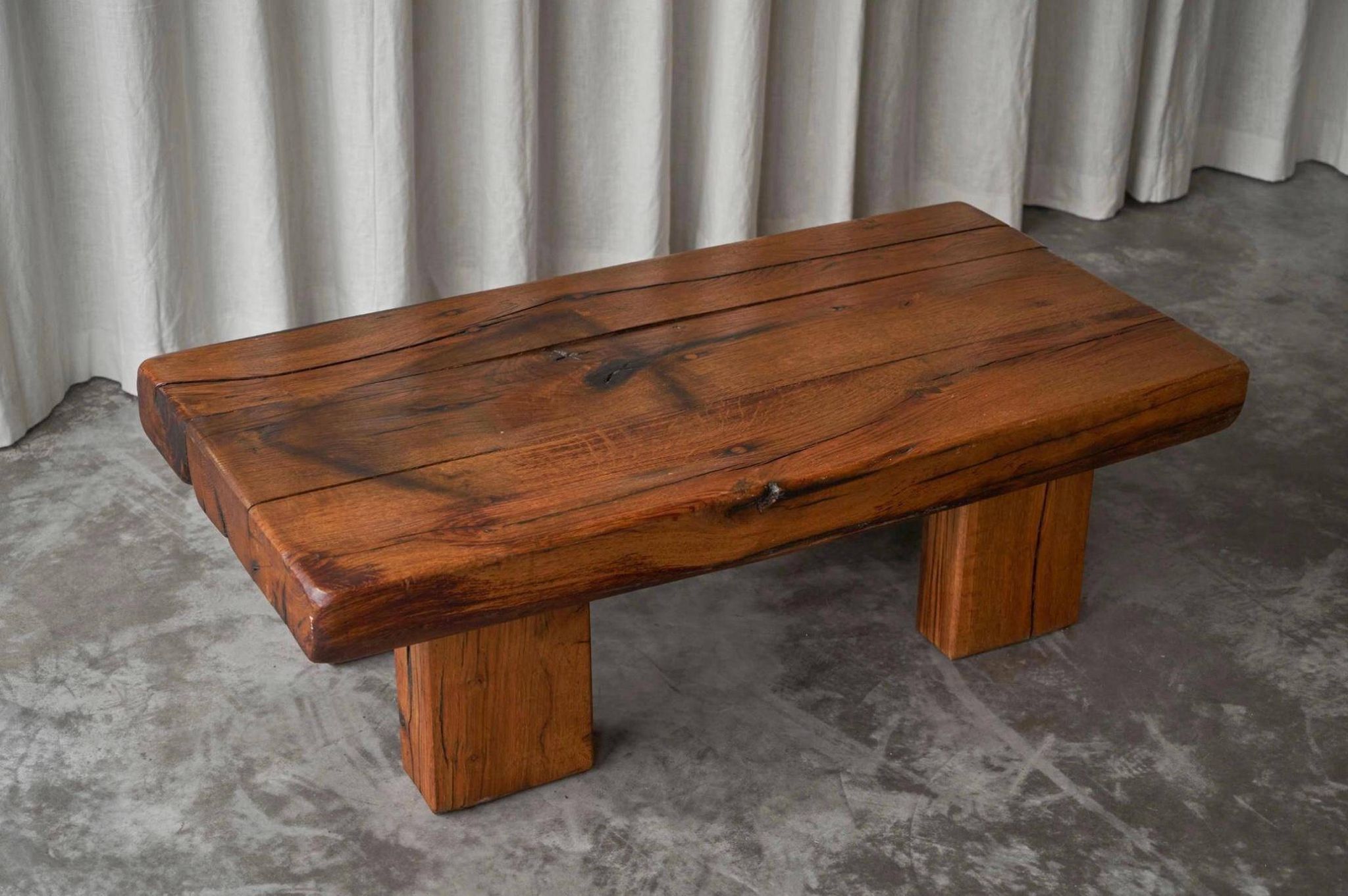Table basse brutaliste en chêne massif - années 20