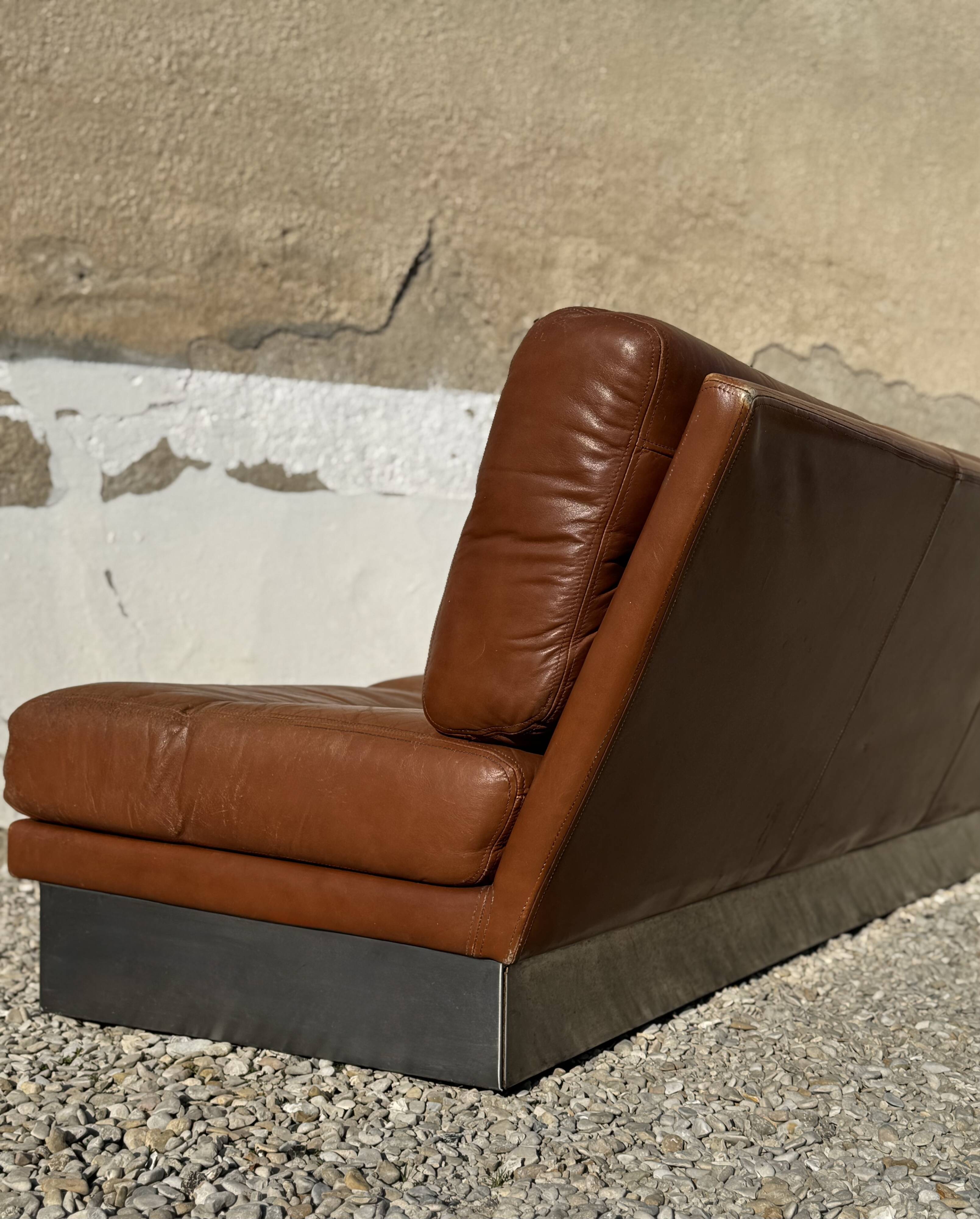 Canapé 3 places en aluminium brossé et cuir marron, France, 1970