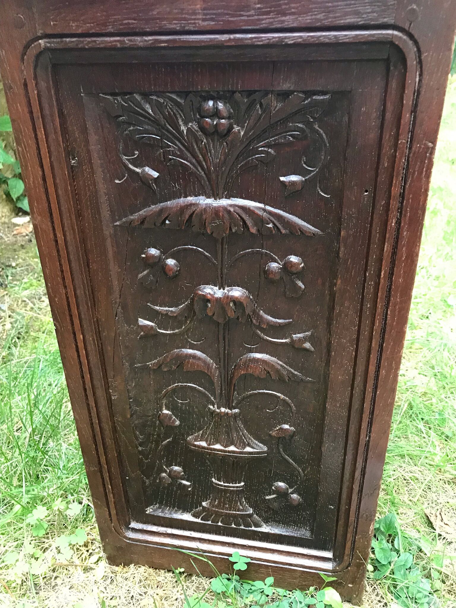 Coffre en bois sculpté et estampille a. dubois